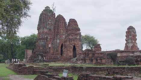 Ayutthaya,-Tailandia-En-Wat-Mahathat,-Pagoda-De-La-Estupa-Del-Templo-En-El-Día-Nublado,-Ayyuthaya,-Tailandia