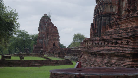 Schöne-Alte-Tempelruinen-Von-Wat-Mahathat-In-Ayutthaya,-Thailand