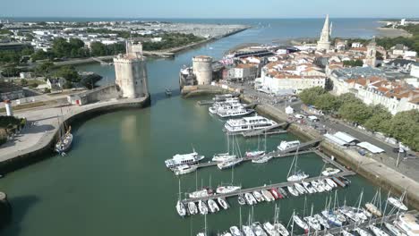 Puerto-De-La-Rochelle-Con-Cadena-Y-Torres-De-San-Nicolás,-Francia