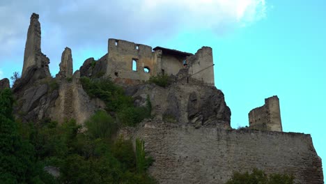 Árboles-Que-Crecen-En-Las-Ruinas-Del-Castillo-De-Durnstein-En-Durnstein.