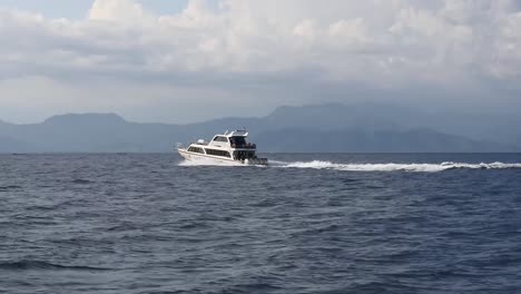 Zeitlupenaufnahme-Von-Booten,-Die-Von-Der-Insel-Nusa-Penida,-Bali,-Indonesien,-Nach-Hause-Fuhren