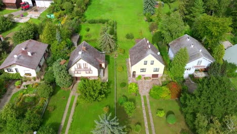 Blick-Auf-Mit-Eternitdächern-Verzierte-Wohnhäuser-In-Österreich-–-Luftaufnahme-Einer-Drohne