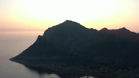 Sonnenuntergangslandschaft-über-Bergen-Und-Fjord-In-Strytinden,-Norwegen---Luftaufnahme