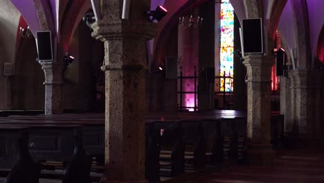 Columna-De-Piedra-Tallada-En-El-Interior-De-St.-La-Iglesia-De-Blas