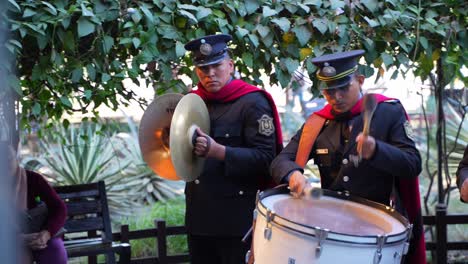 Musiker,-Die-Als-Teil-Der-Salta-Musikband-In-Argentinien-An-Trommeln-Und-Becken-Auftreten