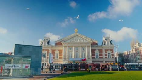 Außenansicht-Des-Concertgebouw-Amsterdam-Am-Museumplein-Im-Frühling-Mit-Herumfliegenden-Vögeln