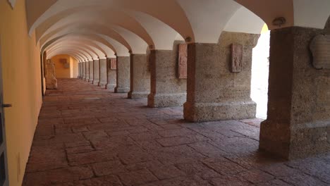 Filas-De-Columnas-De-Piedra-Tallada-Del-Bürgerspital-En-St.