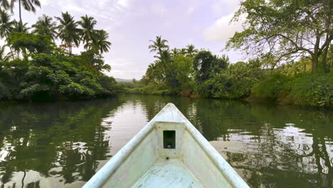 Proa-Del-Kayak-Rodeado-De-Naturaleza-Río-Saleri-Goa-India-4k