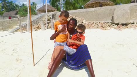 Niños-Turistas-Con-Un-Masai-En-La-Playa-De-Jambiani-Zanzíbar.