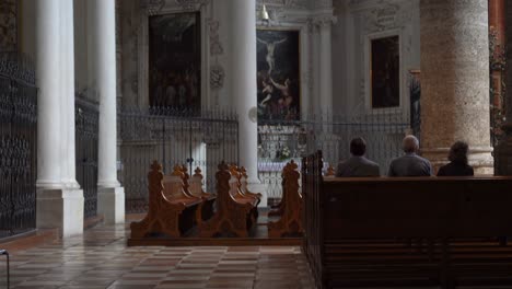 Menschen-Beten-In-Der-Franziskanerkirche