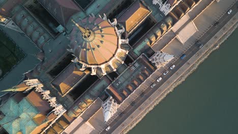 Erstaunliche-Luftaufnahme-Von-Oben-Nach-Unten-Auf-Ungarns-Berühmtes-Parlamentsgebäude
