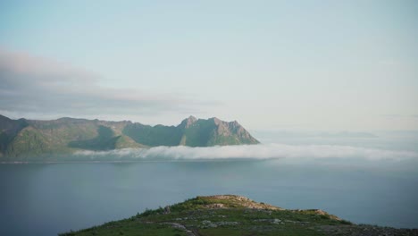 Fiordo-Escénico-Y-Montañas-De-Strytinden,-Noruega---Amplia