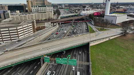 Toma-Aérea-A-Vista-De-Pájaro-Que-Muestra-La-Conducción-De-Automóviles-En-Una-Carretera-De-Varios-Carriles-En-La-Ciudad-De-Atlanta,-EE.UU.---Inclinada-Hacia-Arriba