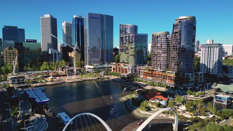 Avión-Teledirigido-En-Movimiento-Hacia-Adelante-Sobre-El-Recién-Construido-Puente-Elizabeth-Quay-Rodeado-De-Rascacielos-En-Perth,-Australia-Occidental-En-Un-Día-Soleado