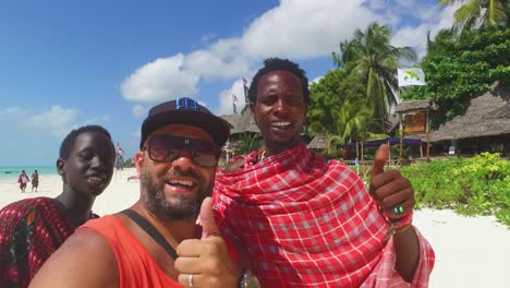 Ein-Tourist-Macht-Ein-Selfie-Mit-Den-Massai-Am-Strand-Von-Sansibar