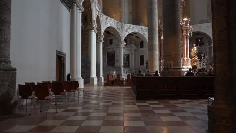 Columnas-Y-Paredes-Talladas-Dentro-De-La-Iglesia-Franciscana