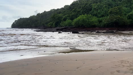 Una-Vista-De-La-Playa-De-Agonda-Se-Encuentra-Con-El-Río-Goa-India-4k