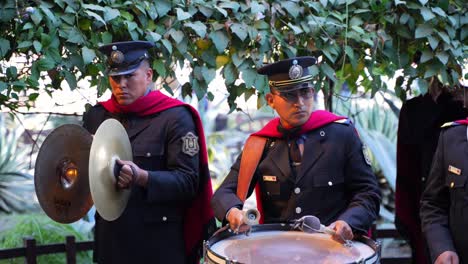 Músicos-Tocando-Los-Tambores-Y-Platillos-De-La-Banda-De-Música-Salteña-En-Argentina.