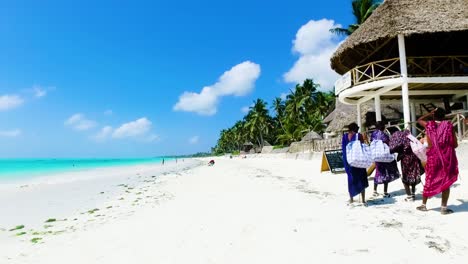 Eine-Gruppe-Von-Massai-Leuten-Im-Gespräch-Mit-Touristen-An-Einem-Strand-In-Sansibar,-Tansania