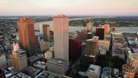 Toma-Panorámica-Con-Drones-Del-Centro-De-Nueva-Orleans,-Tarde-Soleada-En-Luisiana,-EE.UU.