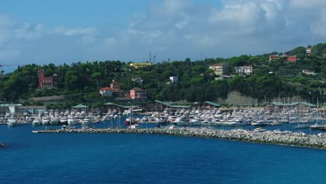 Varazze-Stadt-In-Der-Region-Ligurien-In-Italien-Mit-Luxusyachten-Und-Privaten-Booten-Am-örtlichen-Hafen