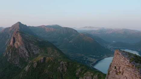 Paisaje-De-Noruega---Pico-De-Montaña-Rocosa-Y-Fiordo-En-Strytinden,-Noruega---Toma-Aérea