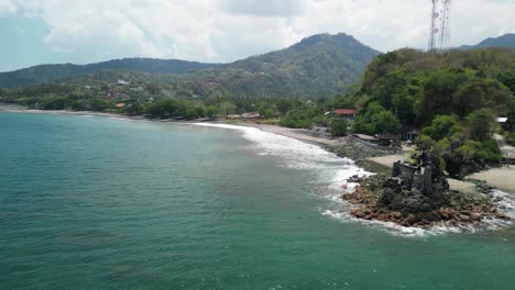 Aerial-panoramic-view-of-Batu-Bolong-Temple,-Bali-with-coastline-and-lush-mountains
