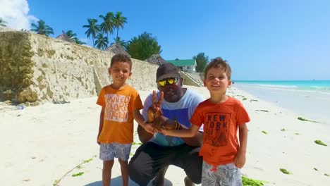 Una-Guía-De-Viaje-Con-Niños-Turistas-En-La-Playa-De-La-Isla-De-Zanzíbar,-Tanzania.