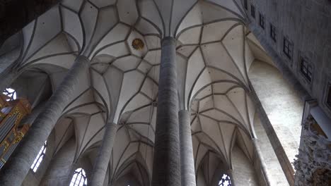 Cúpula-De-La-Iglesia-Franciscana-Sostenida-Por-Columnas-De-Piedra.