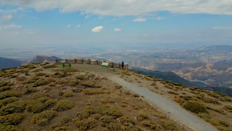 Drone-Volando-Hacia-Un-Excursionista-En-La-Plataforma-De-Observación-En-El-Parque-Nacional-Sierra-De-Las-Nieves,-Andalucía,-España