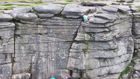 Kletterer-Am-Stanage-Edge-Crag-In-England-Setzt-Einen-Natürlichen-Anker-Und-Zieht-Das-Seil-Durch-Die-Route-Nach-Oben