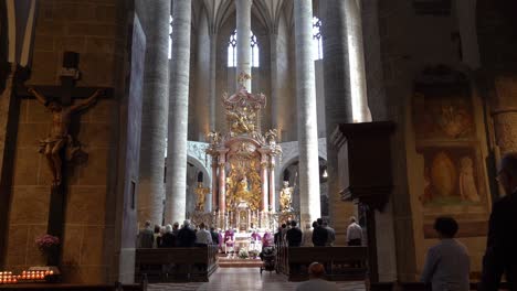 Messe-In-Der-Franziskanerkirche