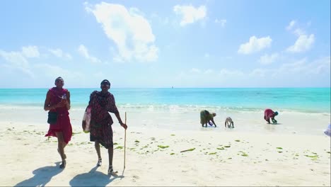 Masais-En-La-Playa-De-Jambiani-Zanzíbar