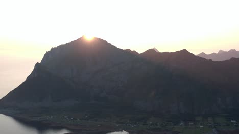 Hintergrundbeleuchtete-Berggipfel-Bei-Sonnenuntergang-In-Strytinden,-Norwegen---Schwenk