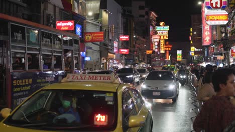 Nach-Unten-Geneigter-Schuss-Aus-Dem-Verkehr-Auf-Der-Yaowarat-Road-In-Chinatown-Bangkok