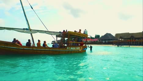 Un-Grupo-De-Turistas-En-Un-Paseo-En-Barco-Tradicional-En-La-Isla-De-Zanzíbar.