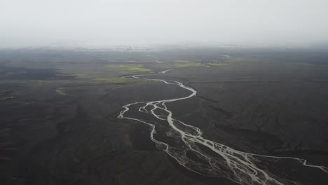 Fluss-Durch-Schwarze-Sandlandschaft-Im-Nebel-In-Island