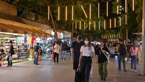 Menschen,-Die-Auf-Dem-Berühmten-Chatuchak-Nachtmarkt-In-Bangkok,-Thailand,-Spazieren-Gehen-Und-Sich-Nach-Etwas-Umsehen,-Das-Sie-Kaufen-Oder-Essen-Können
