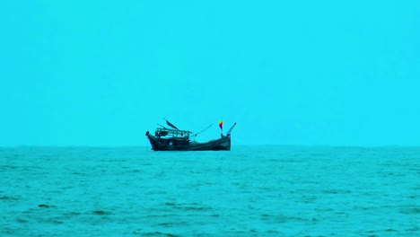 Hintergrund-Der-Blauen-Stunde-Als-Fischtrawler,-Der-Im-Indischen-Ozean-Arbeitet