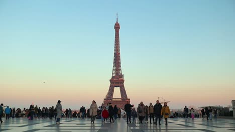 People-walk-at-sunset-on-the-heights-of-Paris-on-a-winter-afternoon