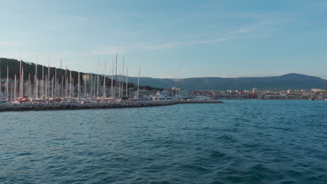 Fahren-Sie-Auf-Einer-Bootsfahrt-Aus-Dem-Hafen-Von-Split