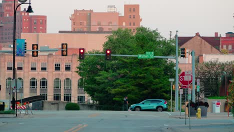 Empty-Street-Rockford-Illinois-Downtown,-Road-Crossroads-With-Traffic-Lights