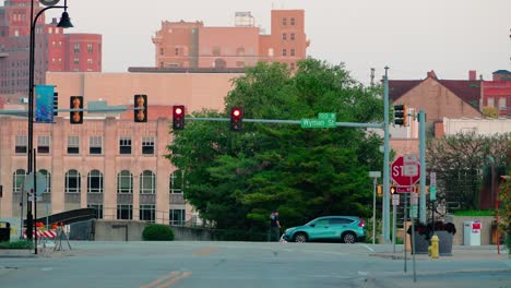 Calle-Vacía-En-El-Centro-De-Rockford-Illinois,-Cruce-De-Carreteras-Con-Semáforos