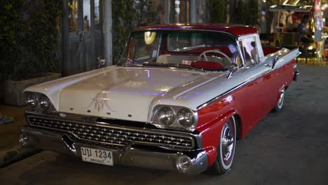 1957-Ford-Fairlane-500-Klassischer-Oldtimer-Auf-Rod&#39;s-Antiquitätenmarkt-In-Bangkok,-Thailand