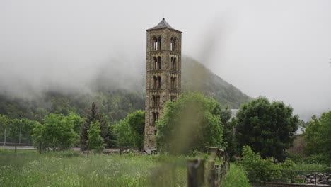 Antigua-Iglesia-Medieval-De-Piedra-En-El-Paisaje-Brumoso-De-Las-Montañas