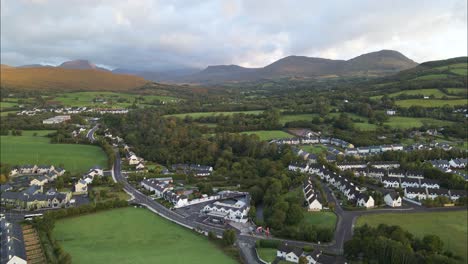 Wohnimmobilien-In-Der-Stadt-Kenmare-Im-County-Kerry,-Irland---Luftaufnahme