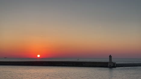 Leuchtturm-Am-Hafen-Von-Livorno-Bei-Sonnenuntergang-In-Italien