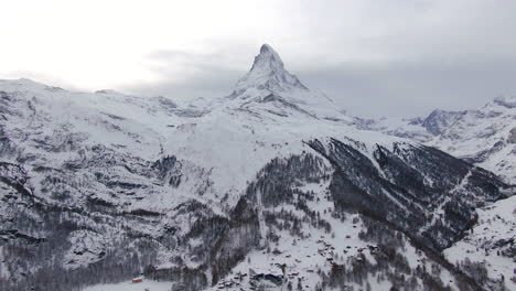 El-Matterhorn-Aéreo-Cinematográfico-Drone-Impresionante-Invernal-Escena-De-Apertura-Zermatt-Suiza-Alpes-Suizos-El-Pico-De-La-Montaña-Más-Famoso-Principios-De-Octubre-Pesada-Y-Fresca-Nevada-Puesta-De-Sol-Derecho-Arriba-Movimiento