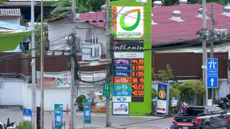 Die-Aktualisierten-Benzinpreise-Werden-Auf-Einer-Digitalen-Tafel-Vor-Der-Tankstelle-Bangchak-In-Bangkok,-Thailand,-Angezeigt