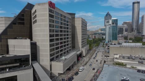 Vista-Aérea-Del-Edificio-Cnn-En-La-Ciudad-De-Atlanta-Durante-El-Día-Soleado-Con-Tráfico